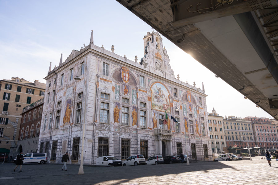 Palazzo San Giorgio et autoroute à Gênes