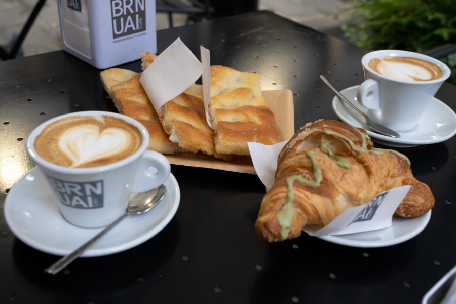 Petit déjeuner focaccia et cappuccino à Gênes