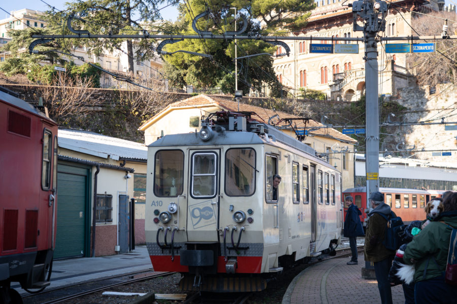 Vieux petit train sur les collines de Gênes