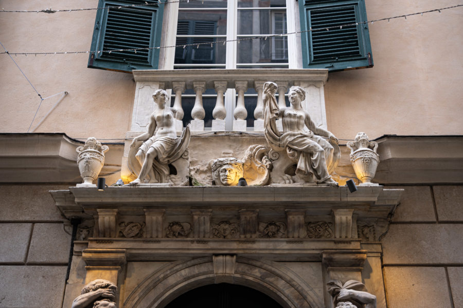 Statues au-dessus des portes à Gênes