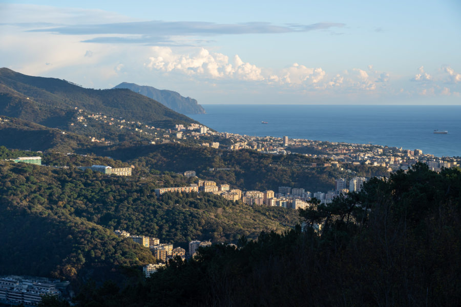 Vue sur Gênes et la mer depuis les collines