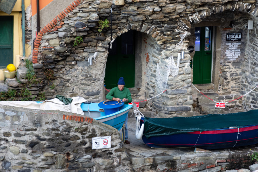 Pêcheur dans le petit port de Riomaggiore