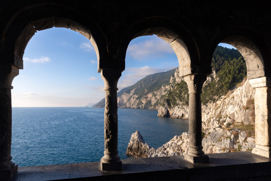 Vue sur la mer depuis l'église Saint-Pierre à Portovenere