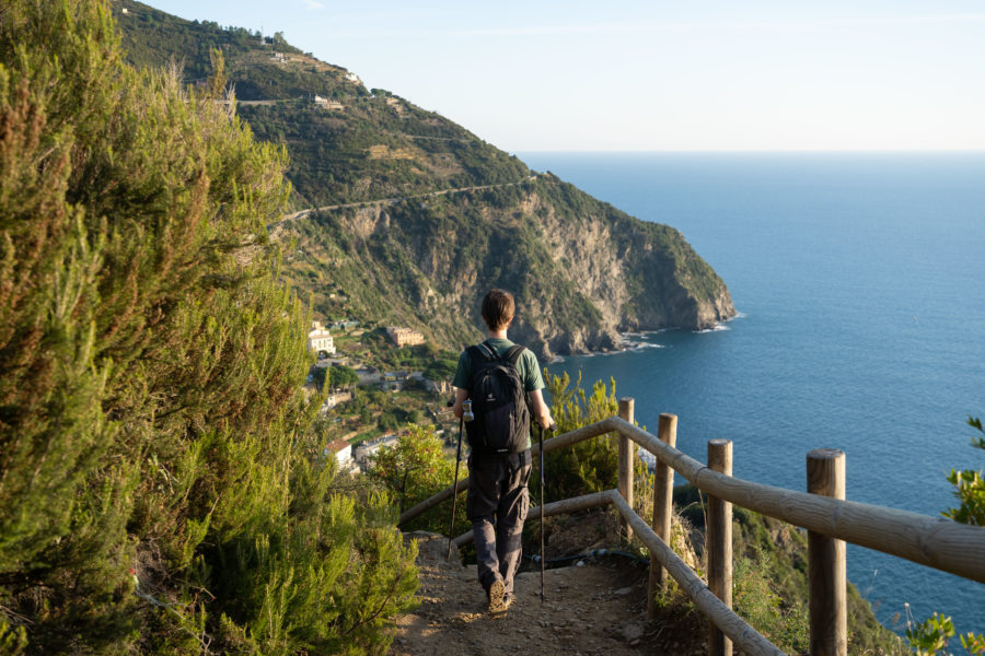 Randonneur dans les Cinque Terre entre colline et mer