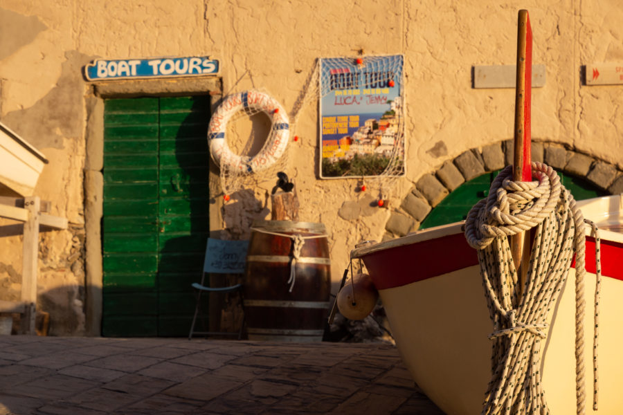 Bateau sur le port de Riomaggiore dans les Cinque Terre