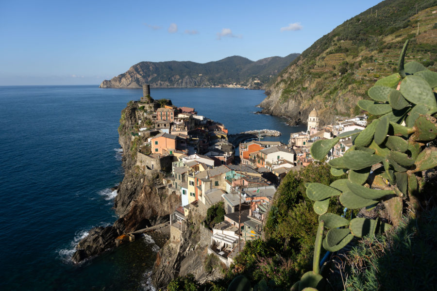 Vue sur Vernazza lors d'une randonnée dans les Cinque Terre