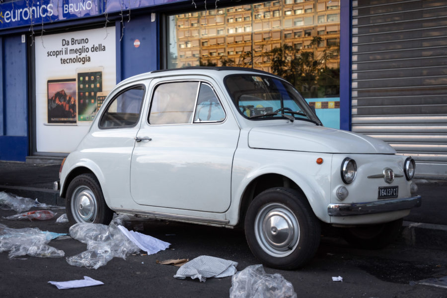 Cinquecento dans une rue de Catane avec déchets