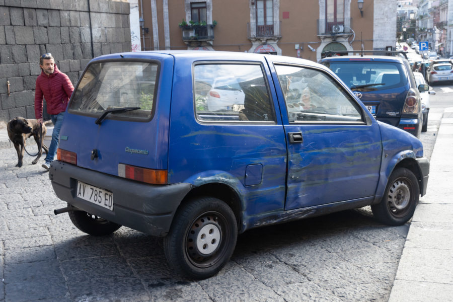 Voiture garée à la sicilienne