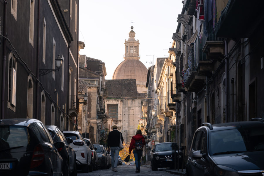 Rue grise de Catane et Eglise San Niccolo