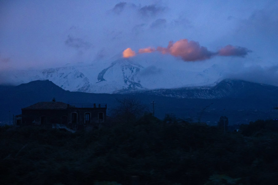Etna au coucher du soleil depuis le train vers Catane