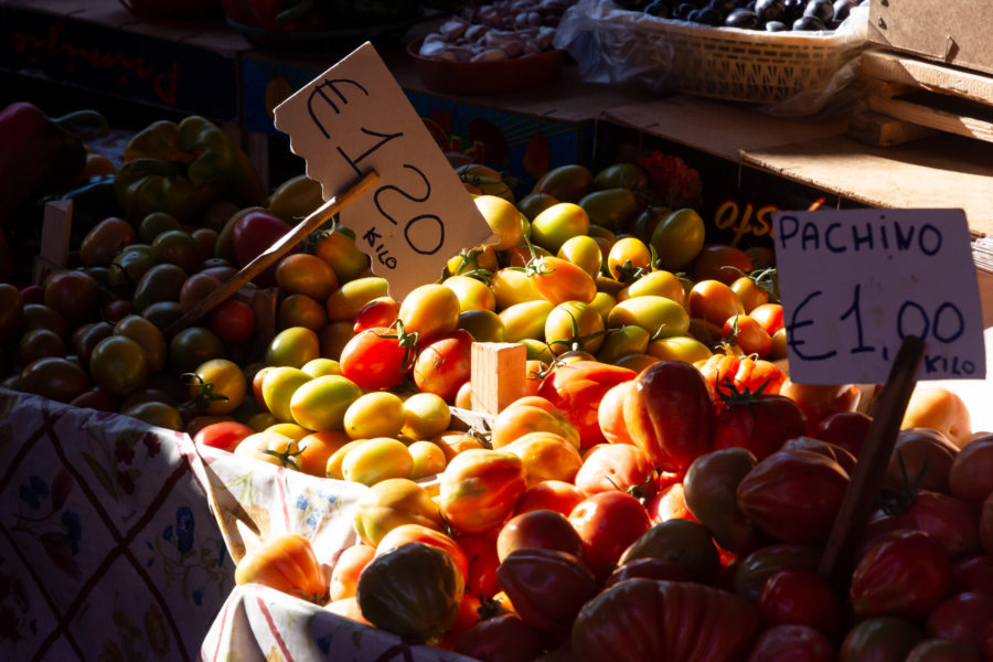 Tomates au marché de Catane l'hiver