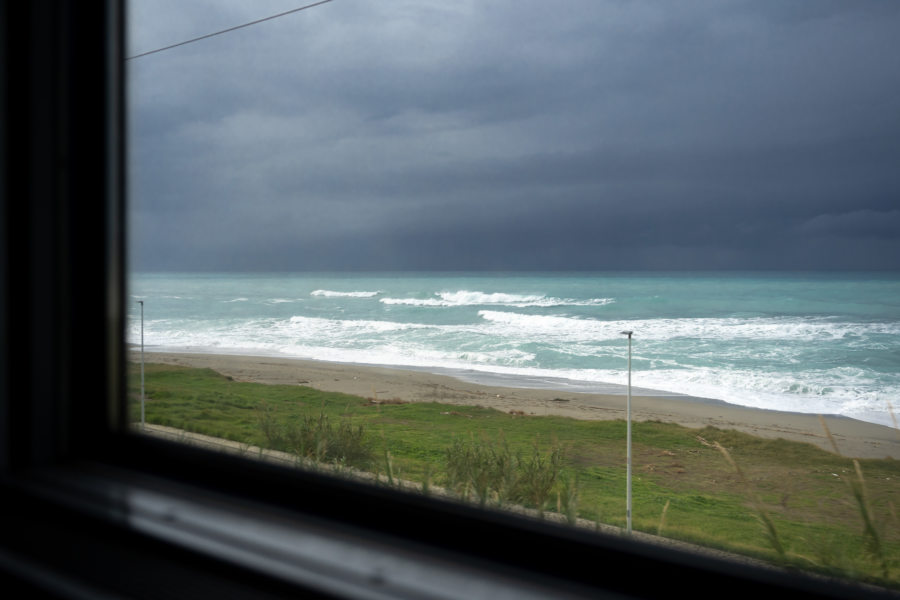 Train en bord de mer en Italie entre Gênes et Catane