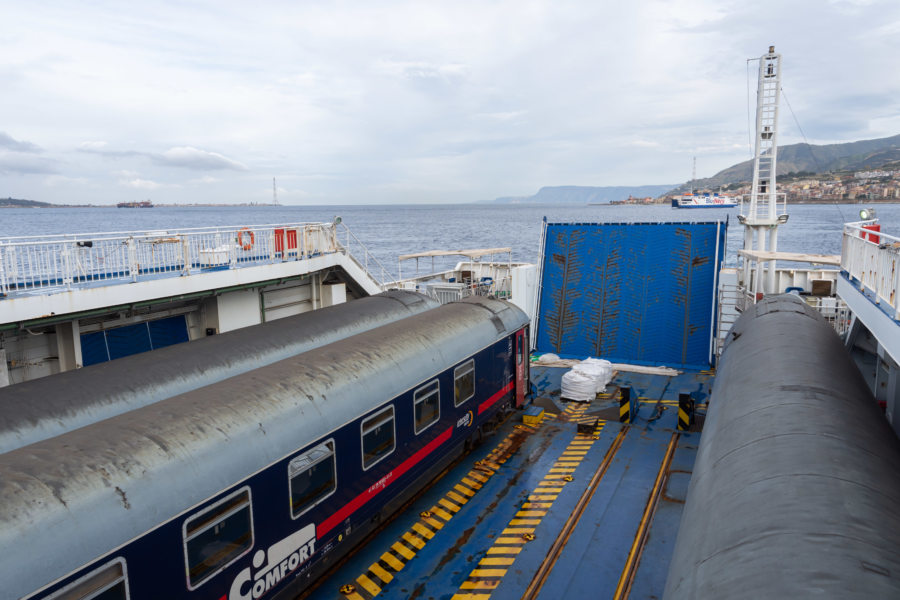 Train sur un bateau vers la Sicile