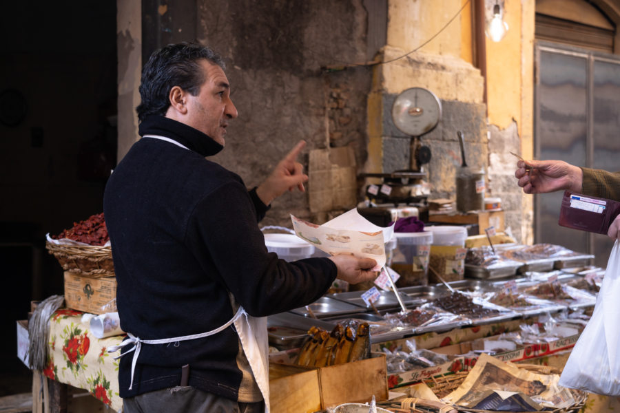 Vendeur d'épices au marché de Catane