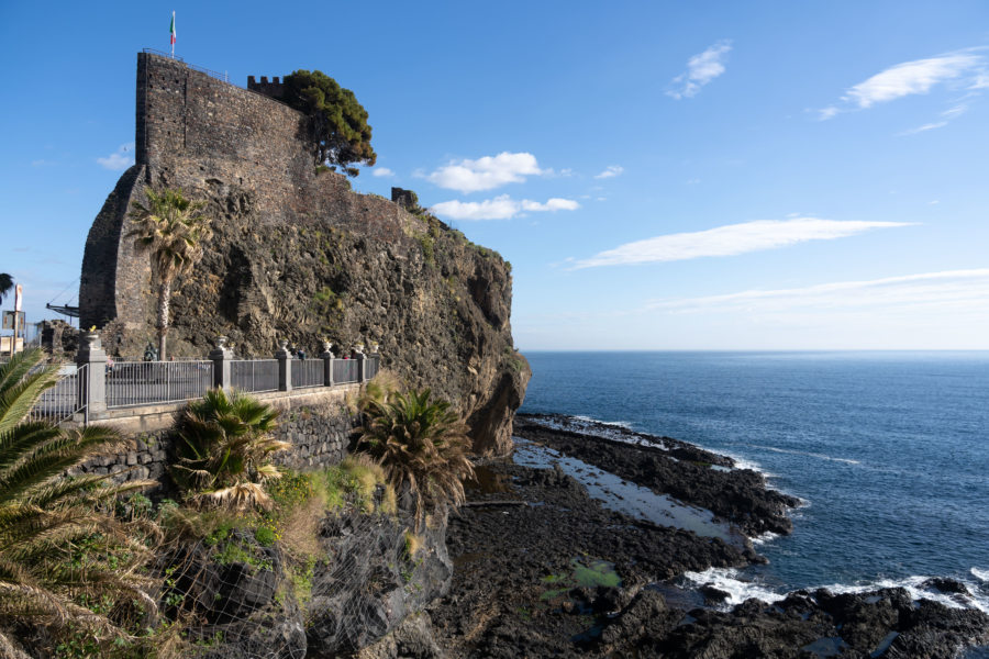 Aci Castello et son château