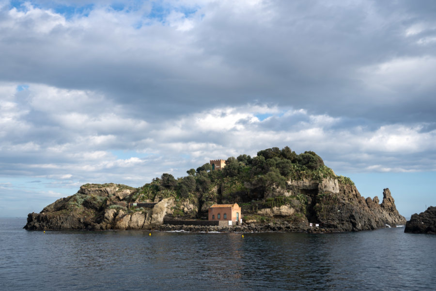 Aci Trezza et ses faraglioni ou rochers de cyclopes