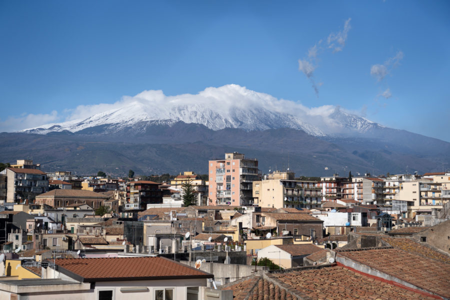 Vue sur l'Etna depuis le Duomo d'Acireale