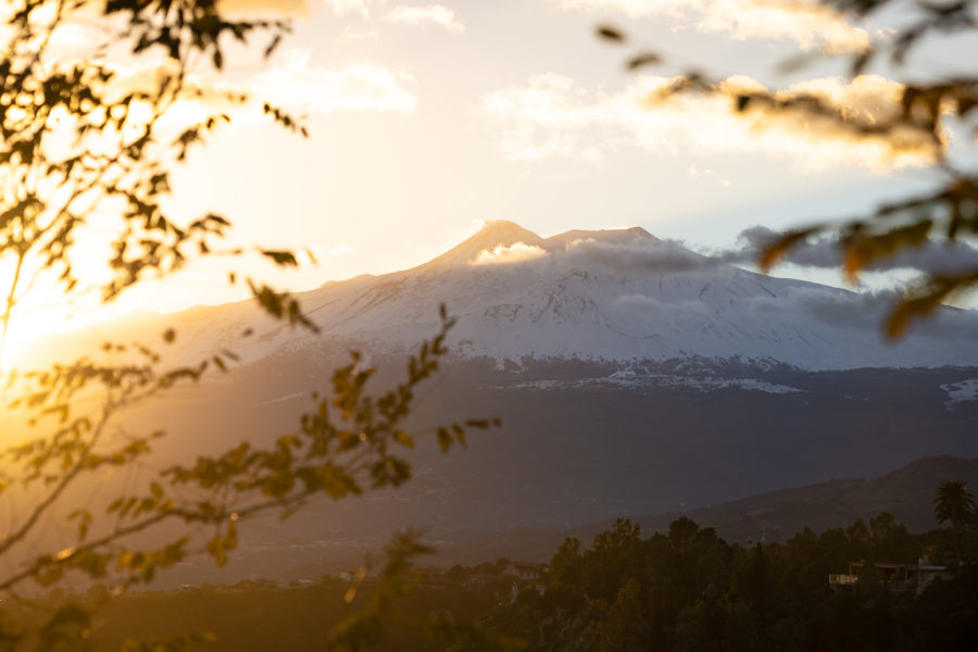 Coucher de soleil sur l'Etna depuis le jardin de Taormina en Sicile