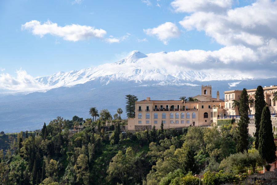 Vue sur l'Etna depuis le jardin de Taormina