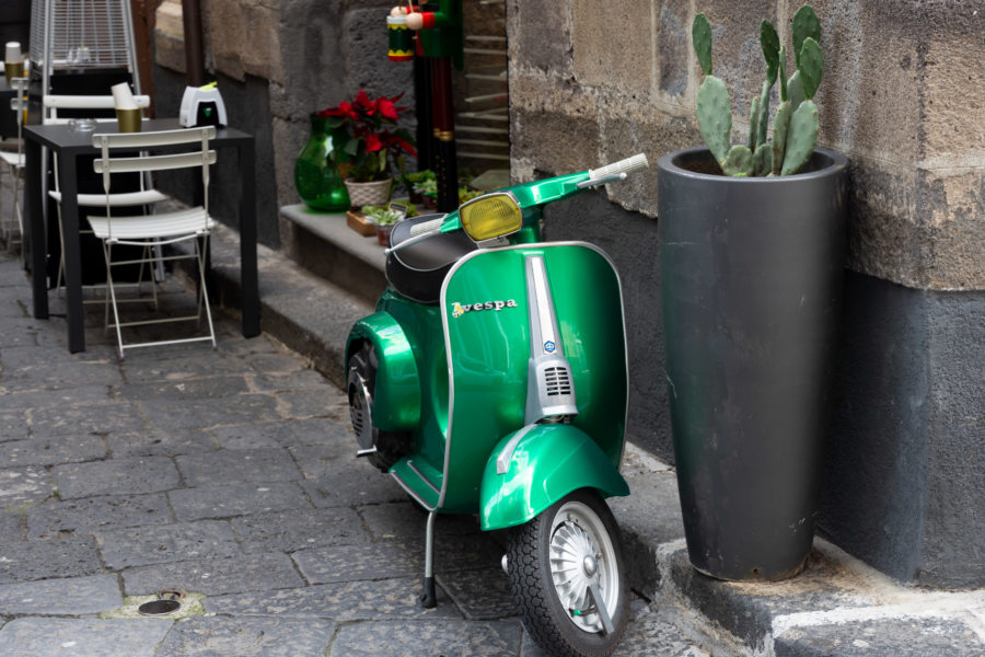 Vespa et cactus dans une rue d'Acireale