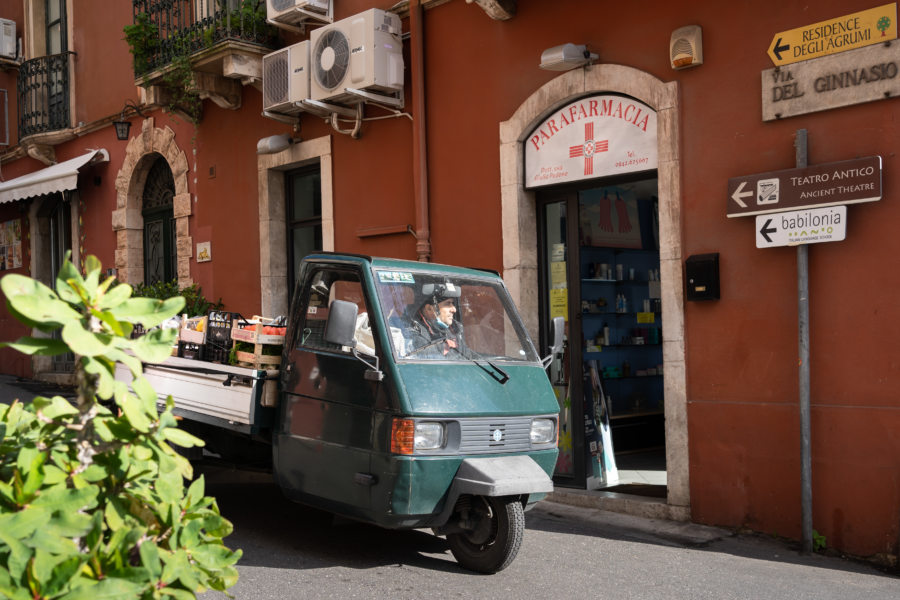 Piaggio dans une rue de Taormina