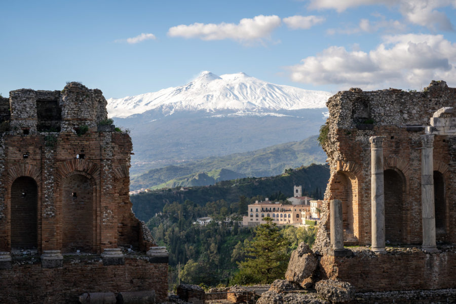 Vue sur l'Etna depuis le théâtre antique de Taormina