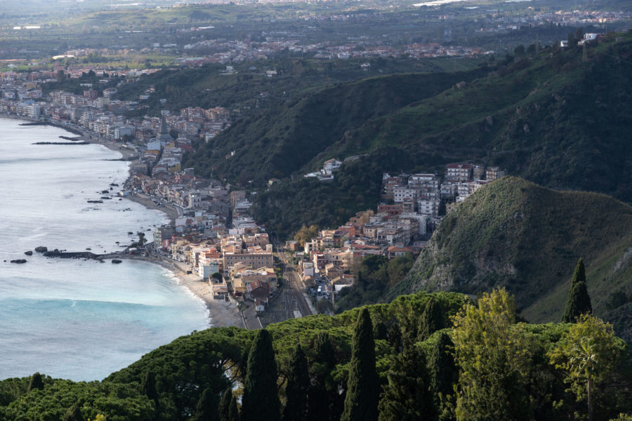 Vue depuis le théâtre de Taormina en Sicile