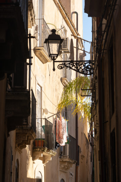 Ruelle d'Ortigia à Syracuse, avec du linge au balcon