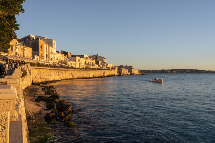 Promenade en bord de mer à Ortigia, Syracuse