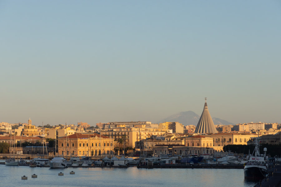 Vue sur la nouvelle ville de Syracuse depuis Ortigia