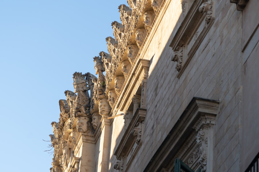 Têtes sculptées Via Vittorio Veneto à Syracuse