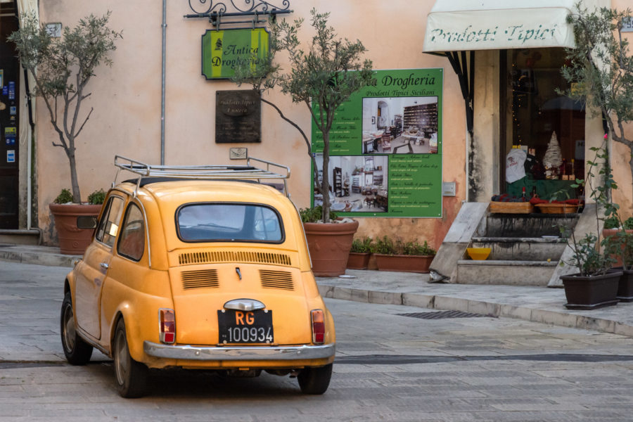Mini voiture dans Ragusa Ibla en Sicile