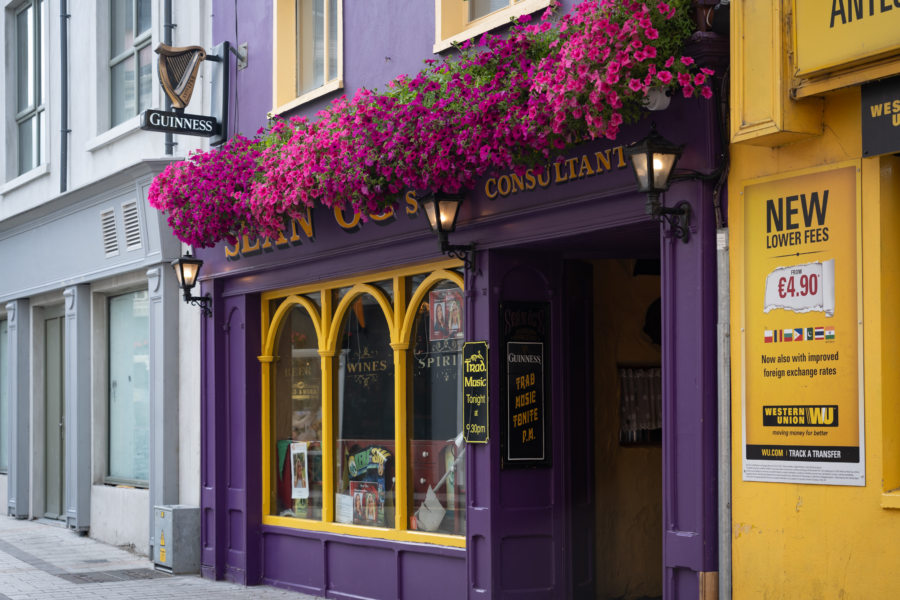 Pub irlandais jaune et violet à Tralee, Kerry