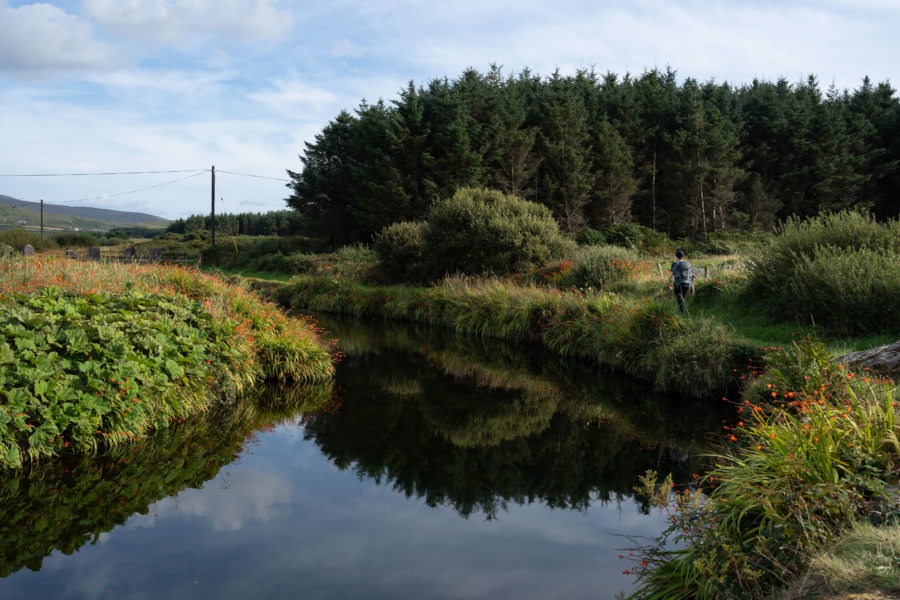 Randonnée en Irlande au bord de l'eau, péninsule de Dingle