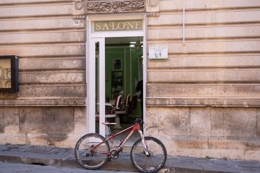 Vélo et barbier à Noto en Sicile
