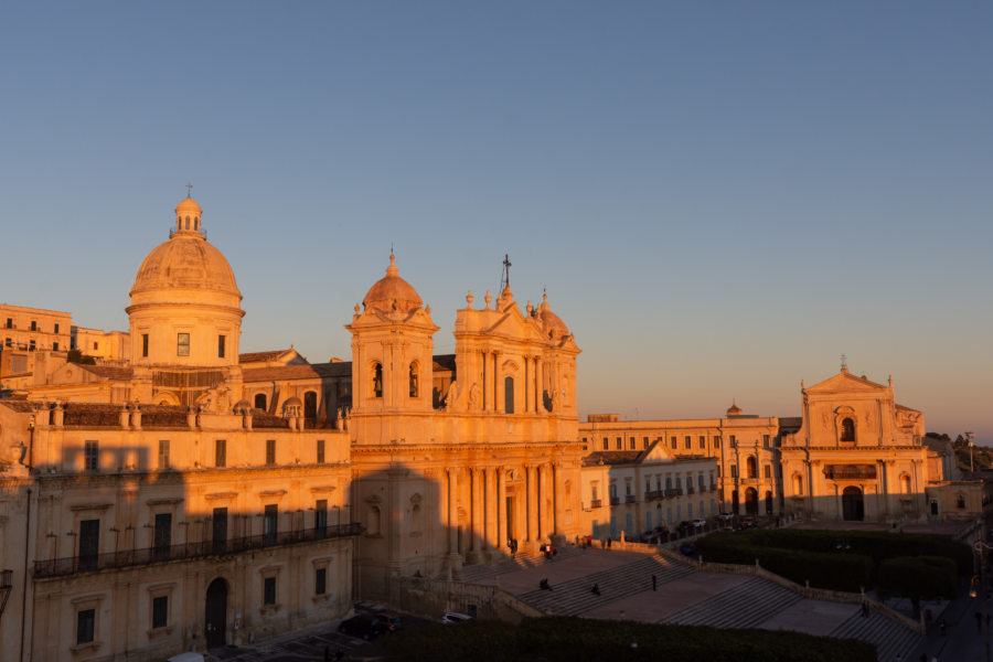 Vue sur le Duomo de Noto depuis l'église San Carlo