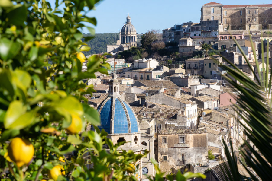 Ragusa Ibla et des citronniers, vue sur Raguse