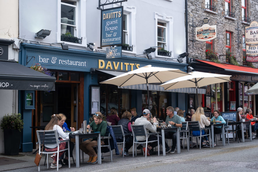 Terrasses de restaurants à Kenmare en Irlande