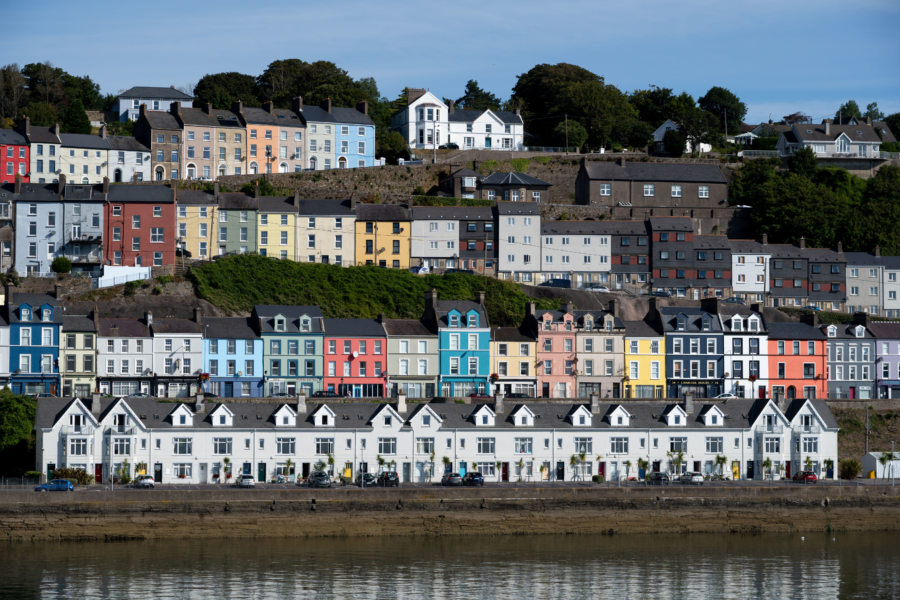 Ville de Cobh en Irlande, depuis le ferry