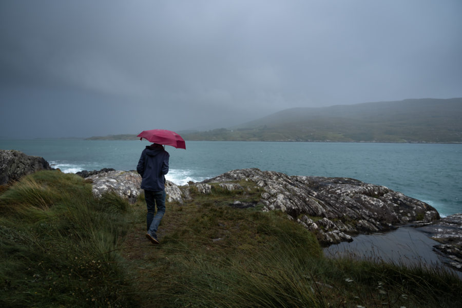 Randonnée près de Dunboy Beach, l'Irlande sous la pluie