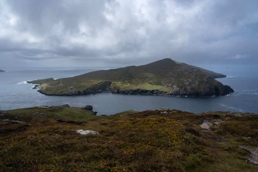 Randonnée sur la péninsule de Beara face à l'île de Dursey