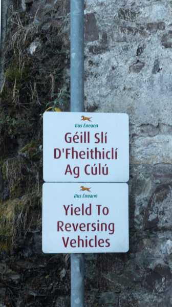 Panneau en gaélique en Irlande