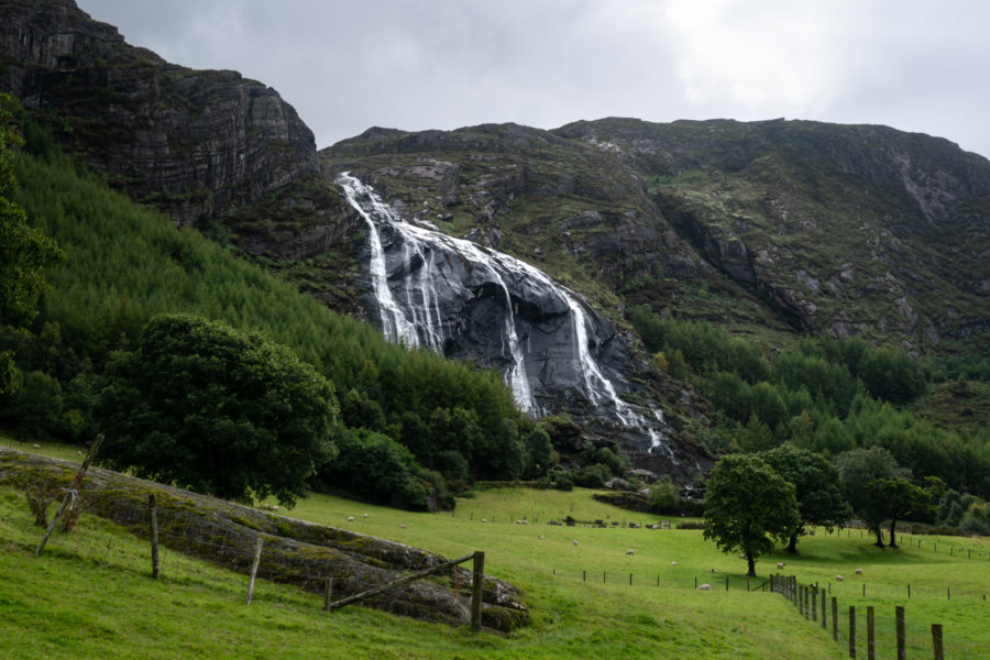 Cascade dans le parc de Gleninchaquin en Irlande