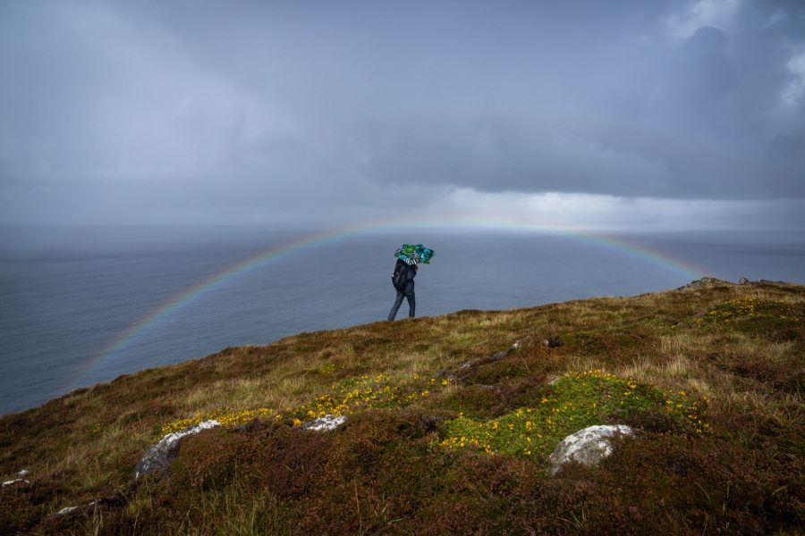 Randonnée sur la péninsule de Beara près d'Allihies, sous la pluie et l'arc-en-ciel