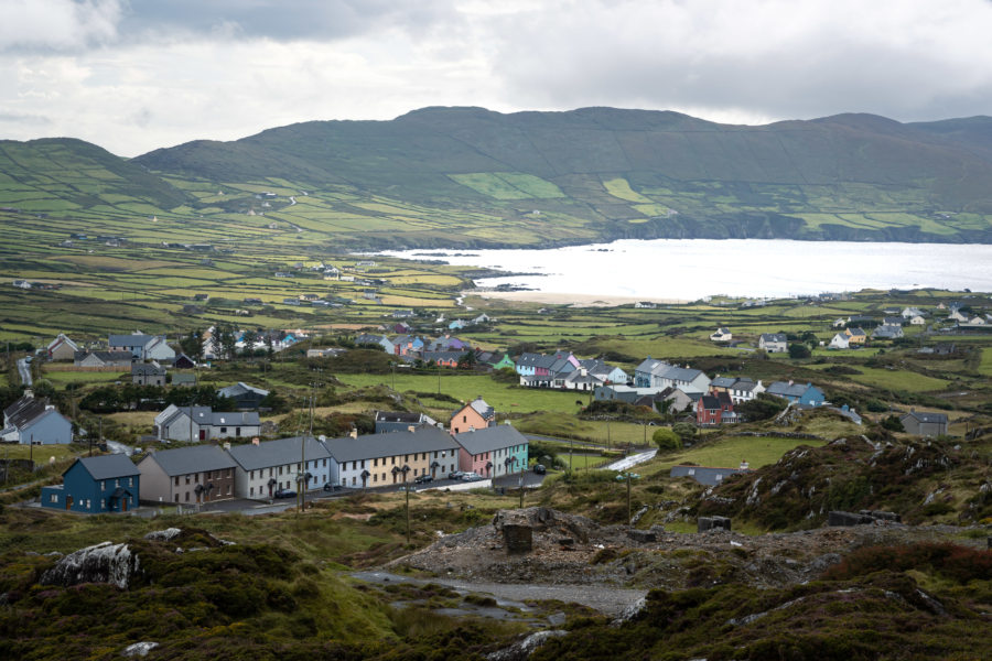 Vue sur le village d'Allihies et la plage de Ballydonegan depuis la mine