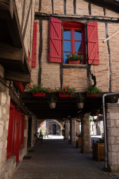 Castelnau de Montmiral, ses arcades et ses colombages