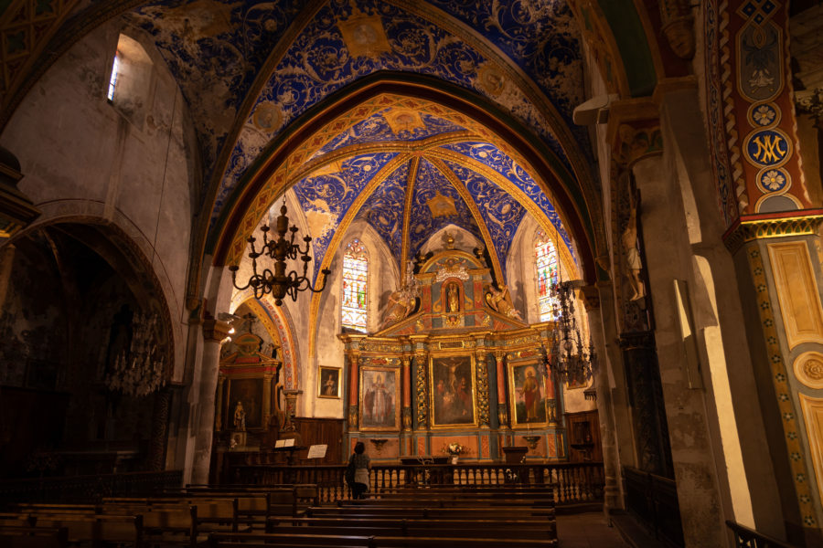 Intérieur de l'église de Puycelsi