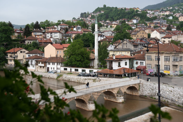 Point de vue sur Sarajevo depuis le balcon de Vijecnica