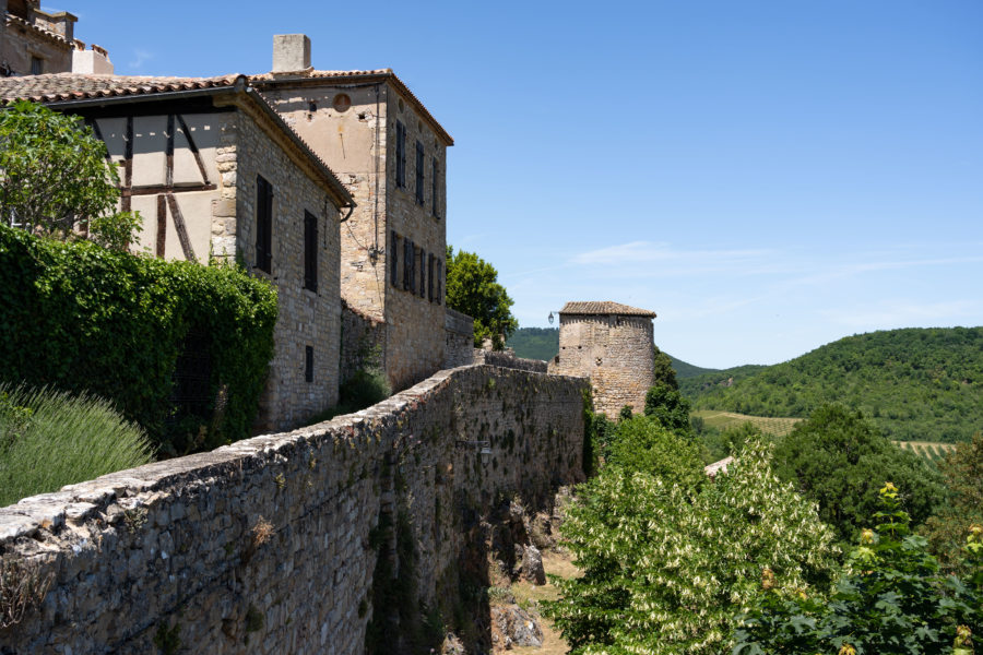 Promenade sur les remparts à Puycelsi