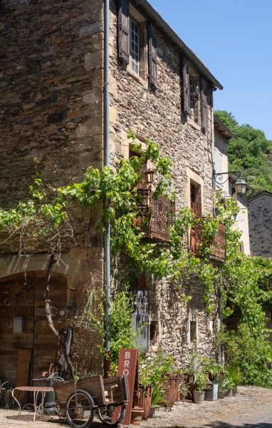 Village de Brousse le château en Aveyron